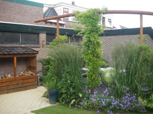 cortenstaal pergola in een kleine tuin, stadtuin