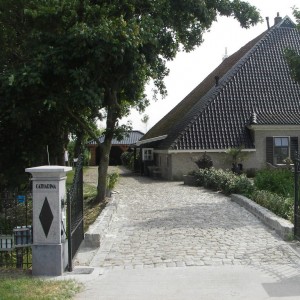 Modern en klassiek verenigd in boerderijtuin