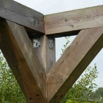 Robuuste pergola en rustiek zwarte schutting